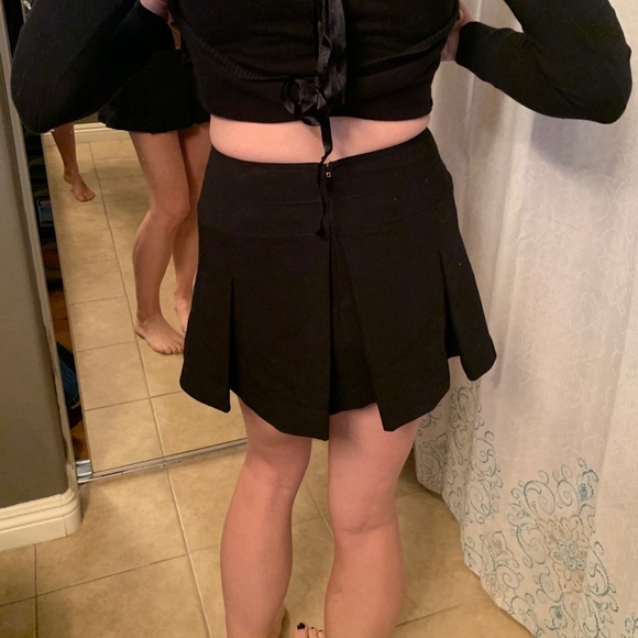 Black pleated mini skirt with pockets! - Picture 2 of 5